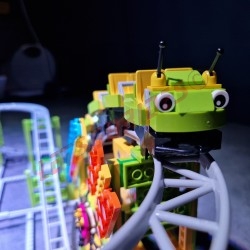 Caterpillar - Attraction Foraine en briques LEGO®